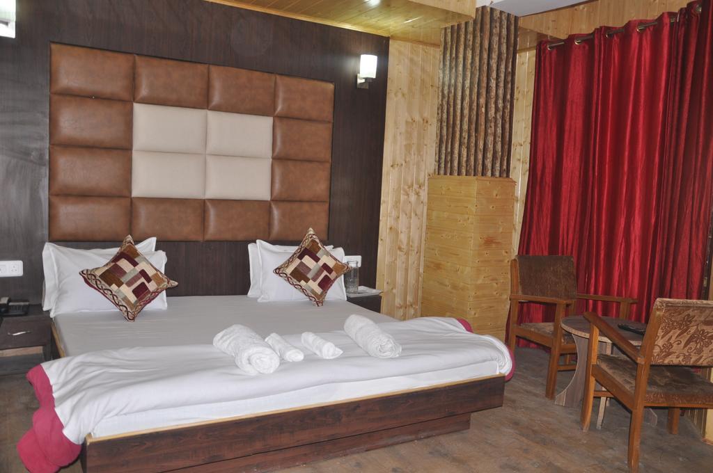 Hotel Azad Durgjan Værelse billede