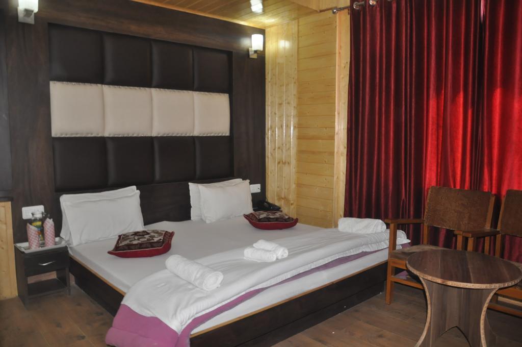 Hotel Azad Durgjan Værelse billede